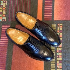 Women’s sized full brogues (a.k.a. “wingtips”).